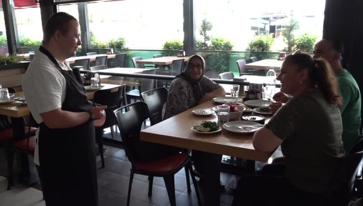 Down sendromlu Fatih Temel kebap ve şalgam servisiyle gönülleri fethediyor