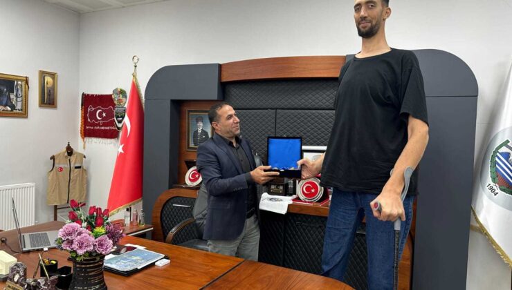 Dünyanın en uzun adamı Çermik’i ziyaret etti