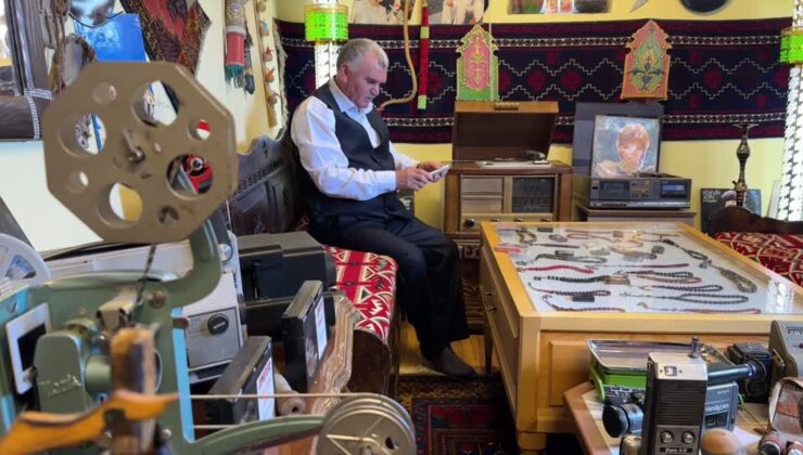 Emekli zabıta amiri, 40 yıldır biriktirdiği antikaları müze gibi evinde sergiliyor