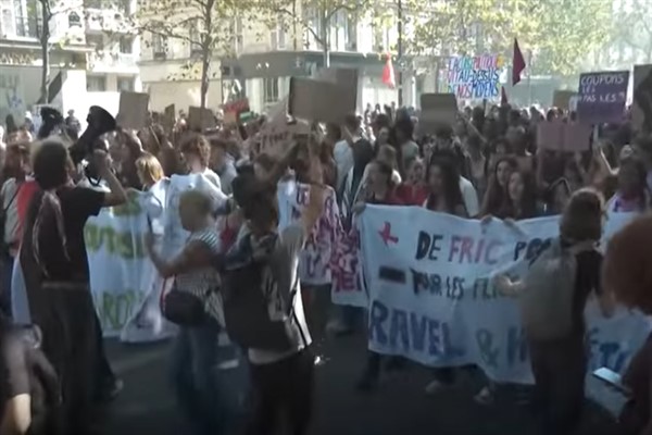 Fransa’da siyasi kriz derinleşti, grevler ülkeyi felç etti