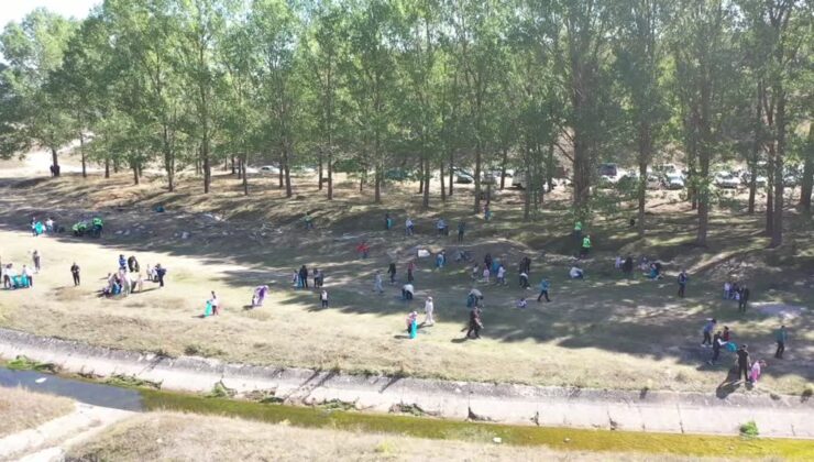 Gönüllüler çevre temizliğine dikkati çekmek için atık topladı