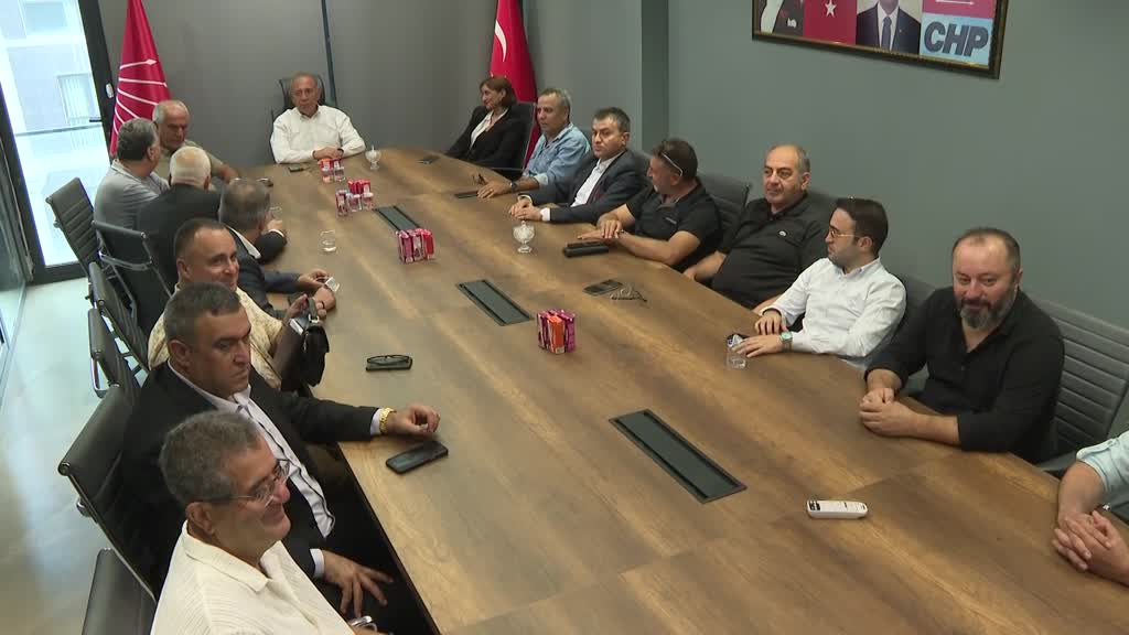 Gürsel Tekin, CHP İstanbul İl Başkanlığı önünde konuştu