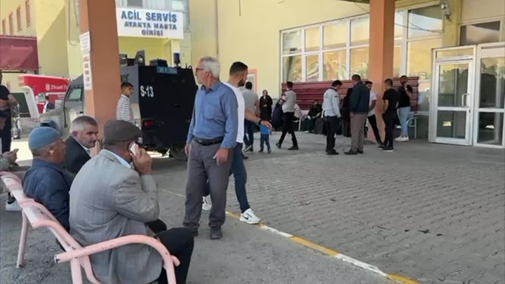 Hakkari’de kepçe ile kamyon arasında sıkışan operatör öldü