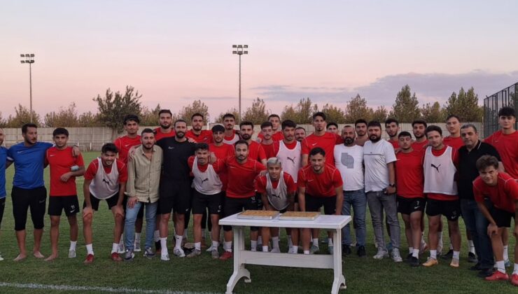 Diyarbekirspor Taraftarından Takımlarına Tatlı İkramı