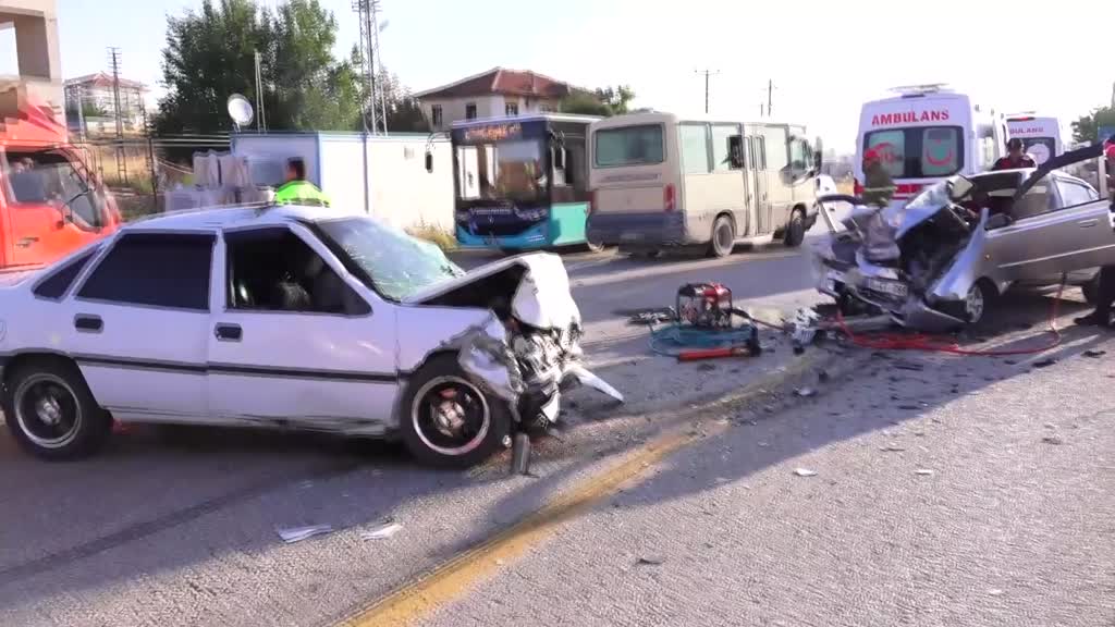 İki otomobilin çarpıştığı kazada sürücüler öldü