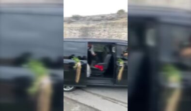 İtfaiyecilerden mesai arkadaşlarının düğün konvoyuna sürpriz