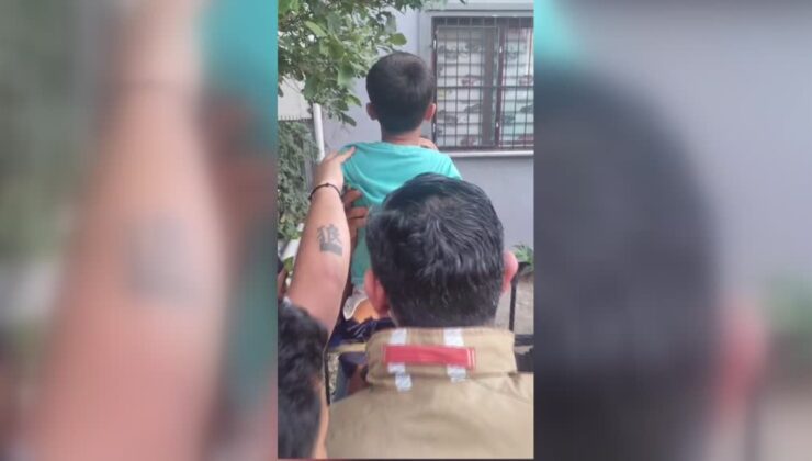 Demir korkuluklara sıkışan çocuk itfaiye yardımıyla çıkarıldı
