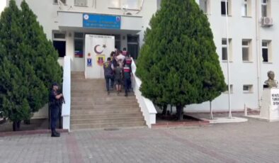Kendini polis olarak tanıtan dolandırıcılar altın ve parayla yakalandı