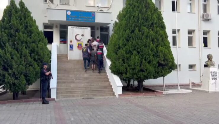 Kendini polis olarak tanıtan dolandırıcılar altın ve parayla yakalandı