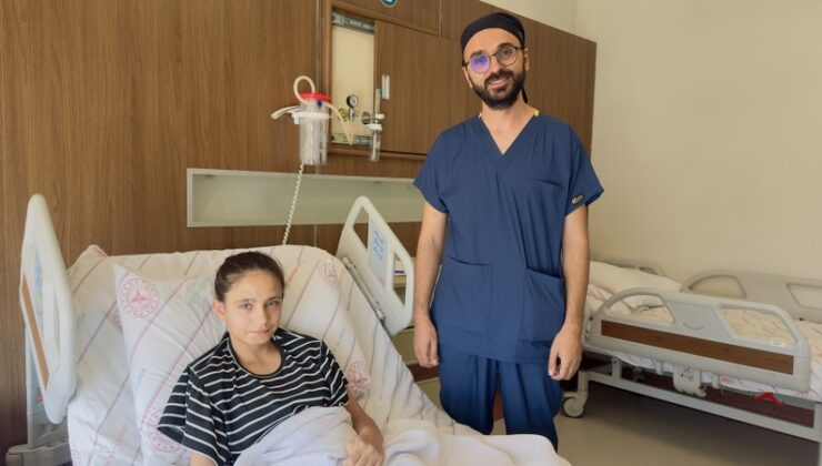Kulak zarı çökmesi teşhisi konulan hasta ameliyatla sağlığına kavuştu