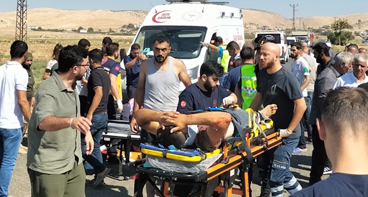 Mardin’de motosiklet ile hafif ticari araç çarpıştı