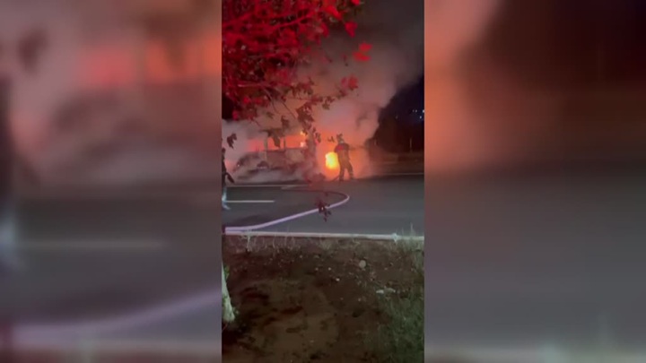 Diyarbakır’da park halindeki minibüs yandı