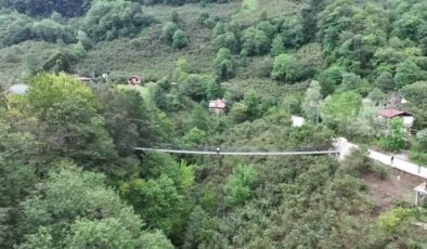 Merhum babasının isteğini yerine getirdi, camiye ulaşmak için köprü yaptı