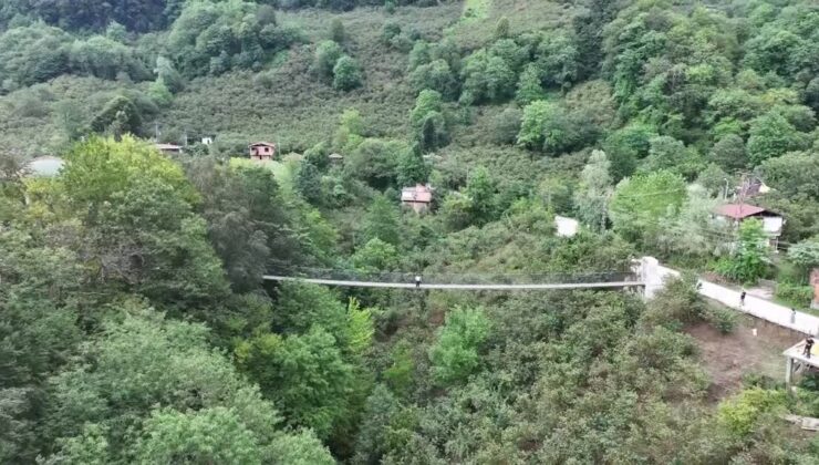 Merhum babasının isteğini yerine getirdi, camiye ulaşmak için köprü yaptı