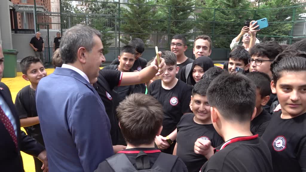 Milli Eğitim Bakanı Tekin’den, mektupla kendisini okullarına davet eden öğrencilere ziyaret