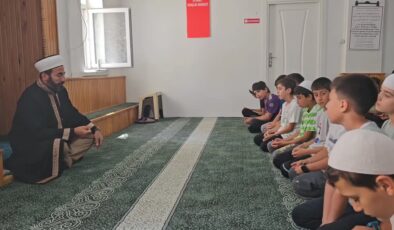 Müezzin, çocukların camiyle bağlarını hediyelerle pekiştiriyor
