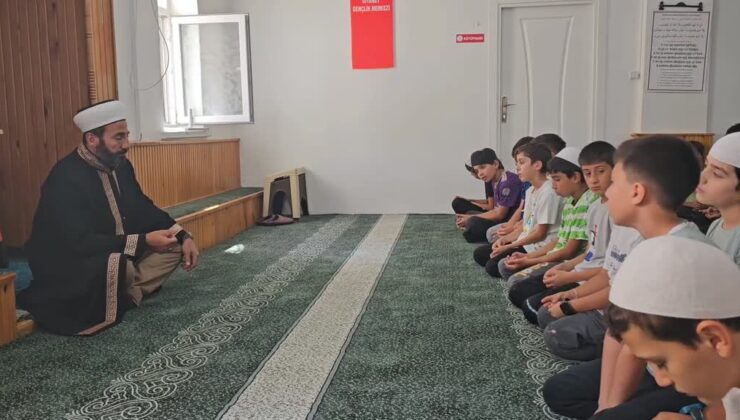 Müezzin, çocukların camiyle bağlarını hediyelerle pekiştiriyor