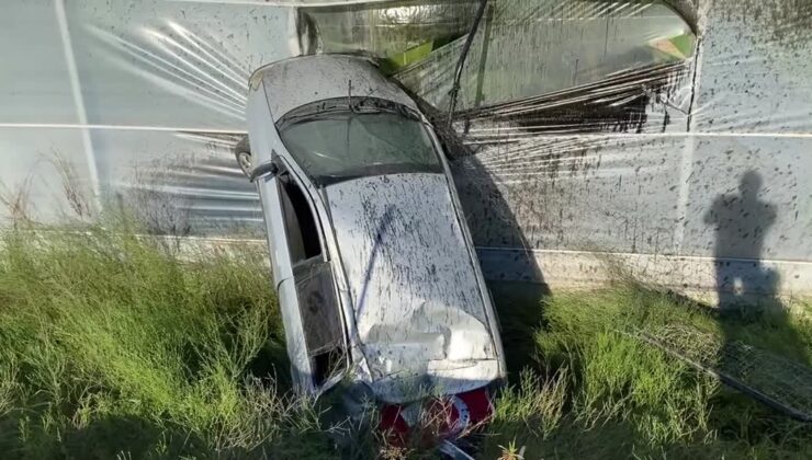Muz serasına çarpan otomobil sürücüsü yaralandı