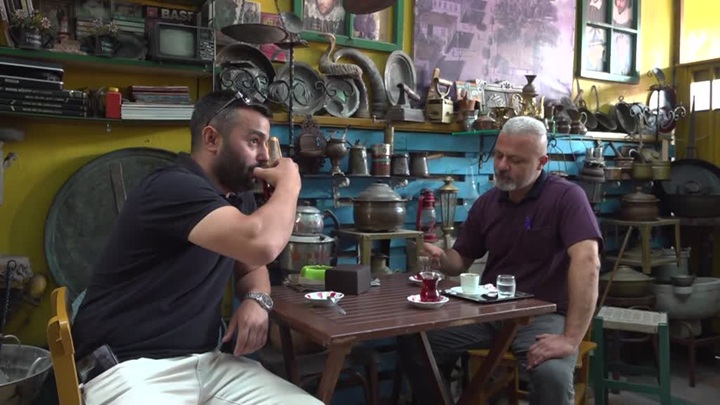 Çay ocağında eski eşyaları sergiliyor