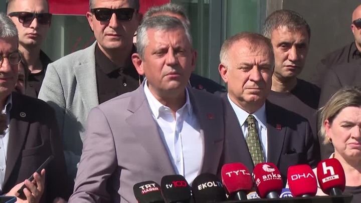CHP Genel Başkanı Özgür Özel, partisinin İstanbul İl Başkanlığı önünde konuştu