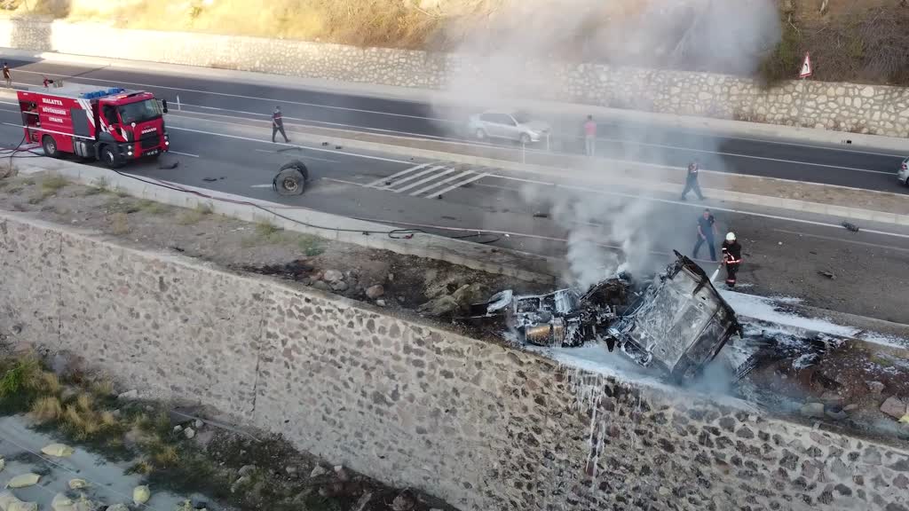 Otobüse çarptıktan sonra duvara vuran tır yandı