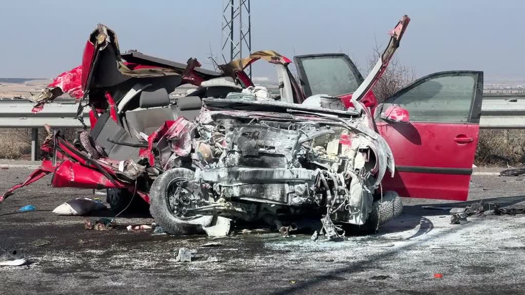 Otomobilin tıra arkadan çarptığı kazada 3 kişi öldü, 2 kişi yaralandı