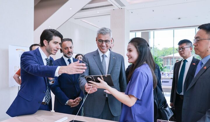 Sağlık Bakanı Memişoğlu, Huawei’nin Çin’deki genel merkezini ziyaret etti