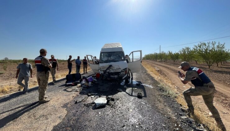 Şanlıurfa’da işçi minibüsü ile otomobil çarpıştı: 10 yaralı