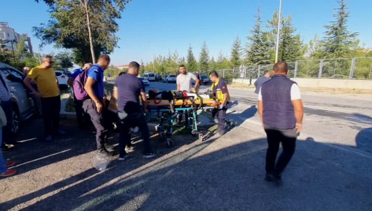 Demirci’de servis minibüsü ile araç çarpıştı: 9 yaralı