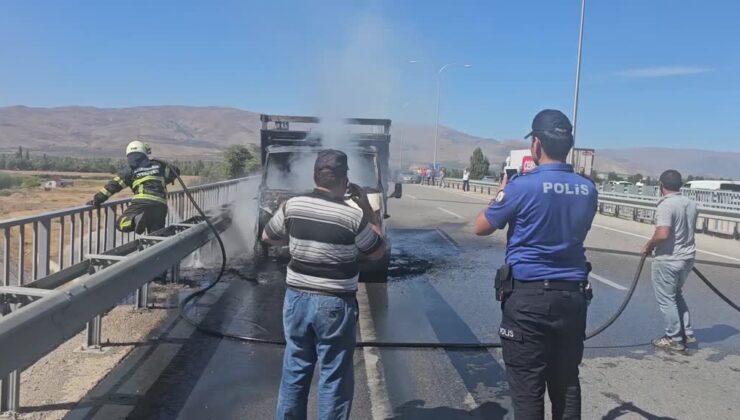 Seyir halinde alev alan kamyoneti itfaiye ekipleri söndürdü