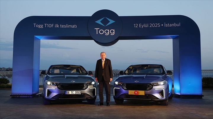 Cumhurbaşkanı Erdoğan’a Togg’un yeni modeli T10F’nin ilk teslimatı yapıldı
