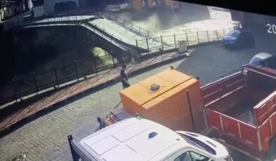 Şiddetli yağış sonrası Tarihi köprünün yıkılma anı