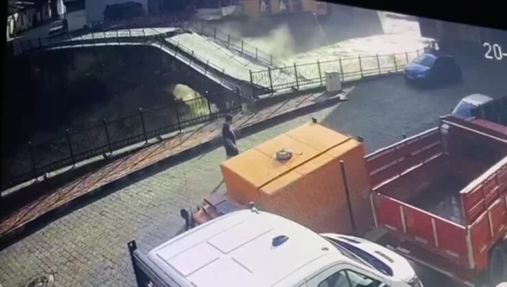 Şiddetli yağış sonrası Tarihi köprünün yıkılma anı