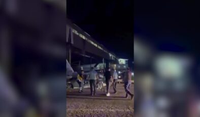 Tır dorsesine çarpan otomobildeki 1 kişi öldü, 4 kişi yaralandı
