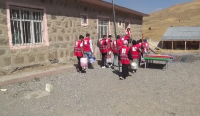 Türk Kızılay gönüllüleri, köy okulunu öğrenciler için yeniledi
