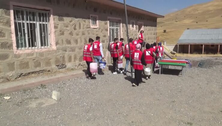 Türk Kızılay gönüllüleri, köy okulunu öğrenciler için yeniledi