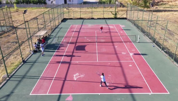 Tutaklı çocuklar kortlarda tenis öğrenerek büyüyor
