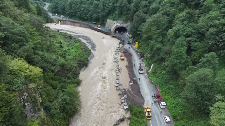 Bakanlar Uraloğlu ile Bak, Çamlıhemşin-Ayder Yaylası yolunda incelemede bulundu
