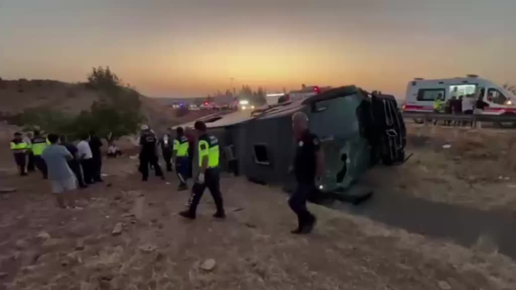 Van’dan Hatay’a giden otobüs Şanlıurfa’da devrildi