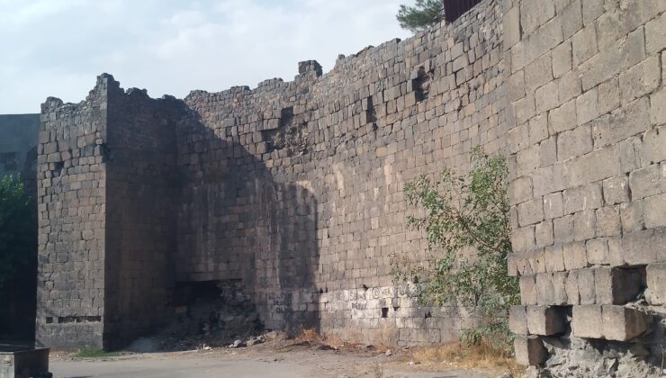 Diyarbakır’ın Tarihi Surları dökülmeye devam ediyor