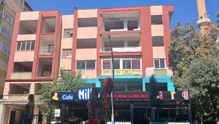Sanat Sokağı’nda boşaltılan bina görüntü kirliliğine yol açıyor