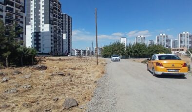 Vatandaşlar Tepkili: Evlerimiz lüks, yollarımız köy yolu
