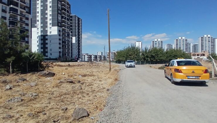 Vatandaşlar Tepkili: Evlerimiz lüks, yollarımız köy yolu