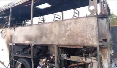 Yanan yolcu otobüsü kullanılamaz hale geldi