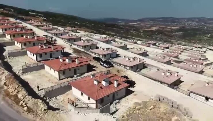 Yayladağı’nda afet konutlarının yapımı sürüyor