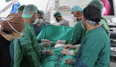 Göğüs çöküklüğü yaşayan gençler ameliyatla iyileşti