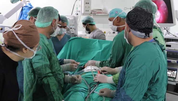 Göğüs çöküklüğü yaşayan gençler ameliyatla iyileşti