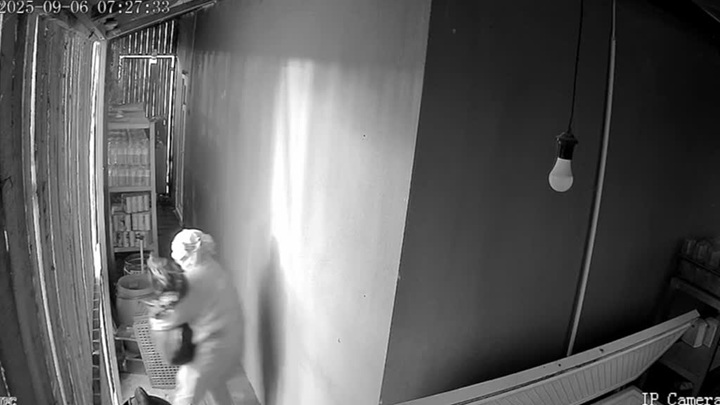 Yüzlerini kıyafetlerle gizlediler, terlikleri onları ele verdi