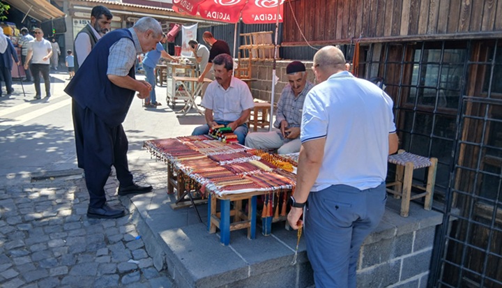 Gençlerin İlgisi Yok Tezgah Önü Sessiz
