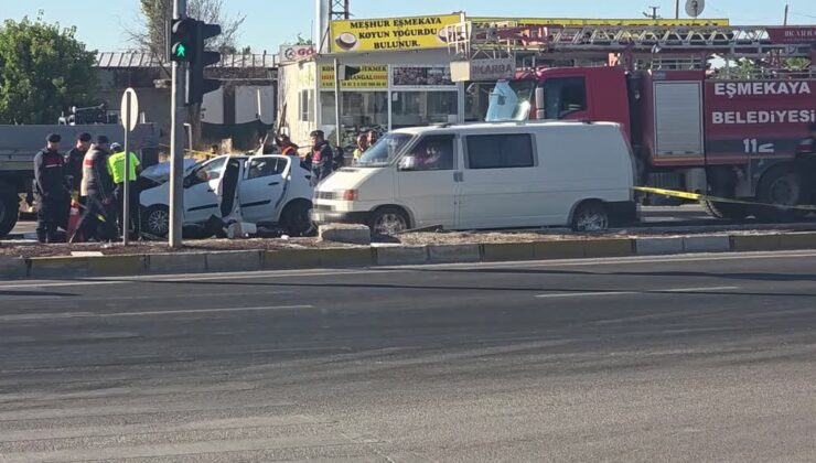 Tıra çarpan otomobildeki anne öldü, oğlu yaralandı